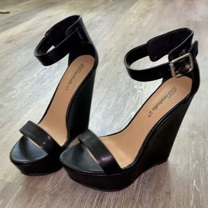 Black wedges